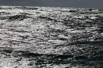 Widok na wielkie sztormowe fale morskie latem. - obrazy, fototapety, plakaty