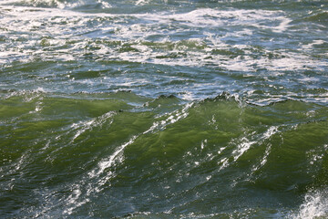 Widok na wielkie sztormowe fale morskie latem. - obrazy, fototapety, plakaty
