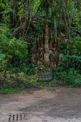 Der größte hölzerne Gebäudekomplex des Landes (Baubeginn 1981) ist mit aufwändigen Schnitzarbeiten verziert und zeigt mythologische Figuren verschiedener Religionen und Kulturen. 