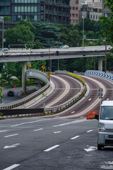 赤坂見附の交差点に向かう青山通り