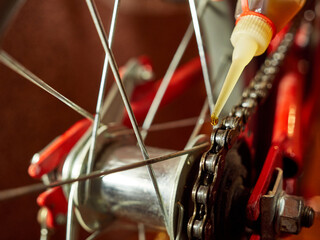 Lubricate the bicycle chain with oil. Bicycle maintenance and care.