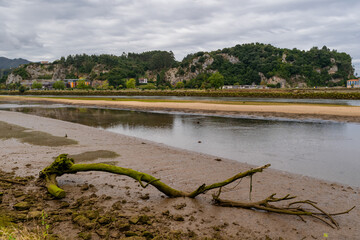 Fototapeta na wymiar Río Sella en marea baja a su paso por Ribadesella, Asturias