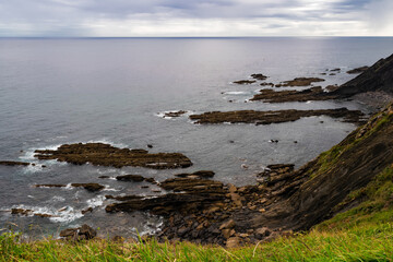 Rocas de acantilado en el mar en un día nublado