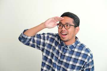Naklejka premium Adult Asian man looking far away with amazed expression