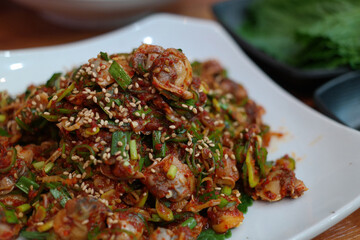 It is a Korean food eaten sweet and sour by boiling the cockle and peeling it, then adding vegetables such as cucumbers, onions, sesame leaves, and seasoning made with soy sauce and red pepper powder.