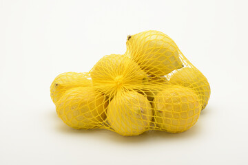 Malla de limones sobre fondo blanco