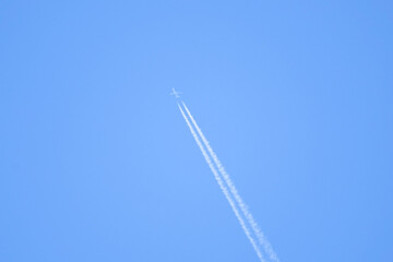 青空を飛ぶ飛行機