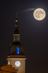 Wieża ratuszowa w Kaliszu wschodzie księżyca