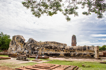 Fototapeta na wymiar the largest Reclining Buddha statue in Wat Lokayasutharam Ayutthaya Thailand. At 42 metres long and 8 metres high, the statue towers over the devotees who come here to make offerings.