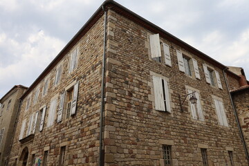 Bâtiment typique, vue de l'extérieur, ville de Brioude, département de la Haute Loire, France