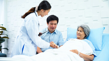 Obraz premium Female doctor comes to examine the symptoms of an elderly woman patient. Elderly female patient Have fun chatting with a female doctor.