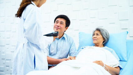 Obraz premium Female doctor comes to examine the symptoms of an elderly woman patient. Elderly female patient Have fun chatting with a female doctor.