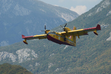 Obraz na płótnie Canvas Canadair in fase di ricarica presso il lago di Cavazzo, Udine, Italia