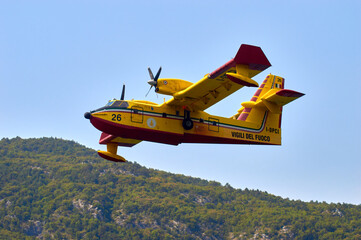 Canadair in fase di ricarica presso il lago di Cavazzo, Udine, Italia