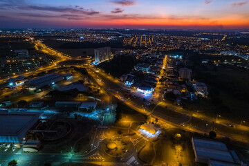 Foto aérea noturna da cidade de Paulínia. Localizada no interior de São Paulo. Brasil 2022.