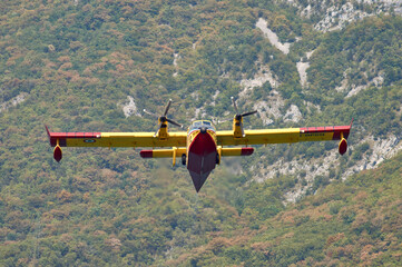 Canadair in fase di ricarica presso il lago di Cavazzo, Udine, Italia
