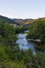 Vue au coucher du soleil sur le hameau de Ceps au bord de l'Orb dans Parc naturel régional du Haut-Languedoc