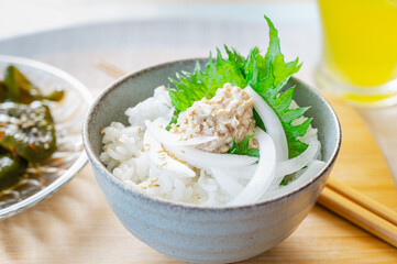 ご飯にのせたツナマヨ