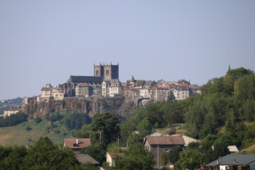 Fototapeta na wymiar Vue d'ensemble de la ville, ville de Saint Flour, département du Cantal, France