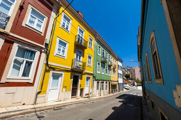 Fototapeta na wymiar Casas coloridas em rua da cidade