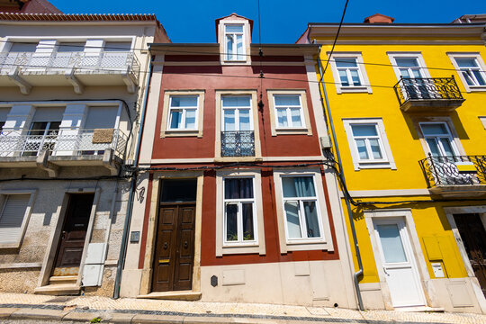 Casas coloridas em rua da cidade