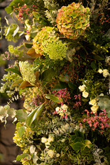 Adorno floral vertical con flores variadas.
