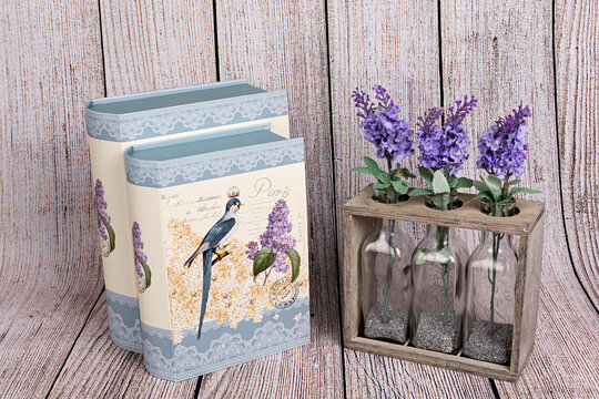 Cajas para regalo y floreros de cristal con flores de lavanda.