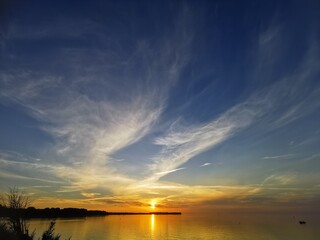 Romantischer Sonnenuntergang an der Ostsee bei Wismar und Zierow in Mecklenburg-Vorpommern in Deutschland