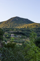 Fototapeta na wymiar Hameau de Ceps à Roquebrun dans le Parc naturel régional du Haut-Languedoc au coucher du soleil