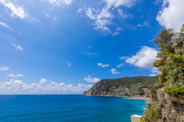 Fototapeta premium blue sea of ​​italy with beautiful sky
