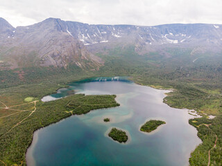 Fototapeta na wymiar Beautiful mountain lake in the Khibiny mountains in northern Russia - travel photography