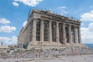 Obraz premium Athens, Greece / July 2022: The archaeological site of the Acropolis of Athens. The Parthenon