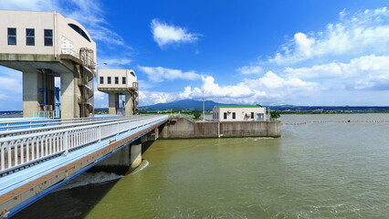 諫早湾干拓堤防南部排水門から雲仙方向を望む1