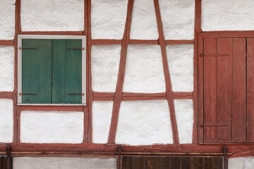 Rotes Fachwerk mit grünem Fensterladen, Bayern