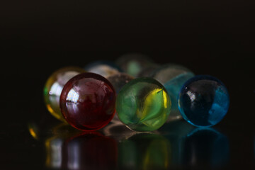 黒バックのビー玉