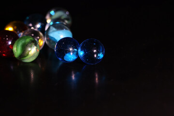 黒バックのビー玉