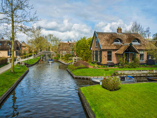 Fototapeta na wymiar Beautiful houses and canals in Giethoorn village, Netherlands