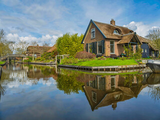 Obraz premium Beautiful Dutch House on a insland in Giethoorn village, Netherlands