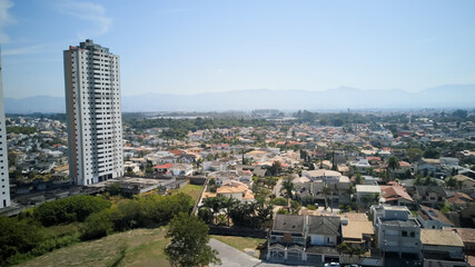 Obraz premium Aerial view of Taubate, with the mantiqueira mountain range in the background, on a sunny afternoon in winter