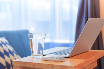 リビングのテーブルに置かれたパソコン