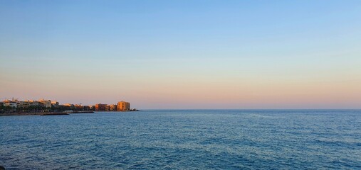 Naklejka premium Gentle beautiful sunset on the sea in Spain. Vanilla sunset in Spain. Sea and sunset in Torrevieja. Calm on the sea. Beautiful calm and sunset. Rest on the sea.