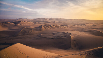 Fototapeta na wymiar sand dunes in the desert of Ica - Perú 