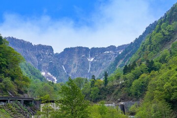 Fototapeta na wymiar 立山連峰から流れ落ちるハンノキ滝などの絶景＠立山、富山