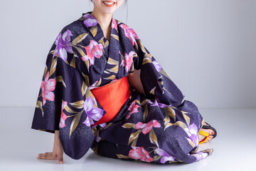 ゆかたを着て笑顔を見せる女性　Japan