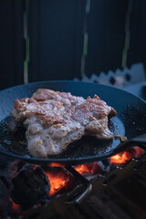 焚き火料理 焚火 焚き火台 ソロキャンプ キャンプ 無骨 料理 鉄フライパン 美味しそう