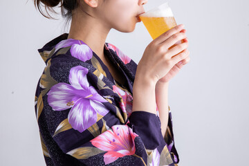 ビールを飲む女性の横顔　beer