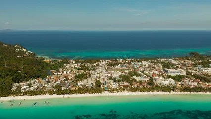 Foto auf Acrylglas Boracay Weißer Strand Tropische Lagune mit türkisfarbenem Wasser und weißem Sandstrand Boracay, Philippinen. Weißer Strand mit Touristen und Hotels. Tropischer weißer Strand mit Segelboot.