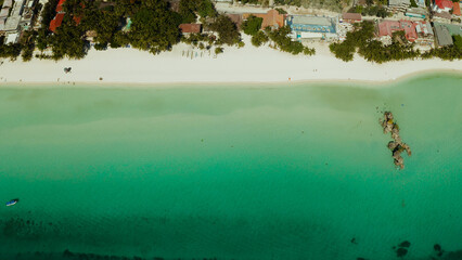 Aktueller weißer Strand und Willy& 39 s Rock mit Touristen und Hotels auf der Insel Boracay. Luftdrohne. Sommer- und Reiseferienkonzept.