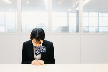 お辞儀するビジネスウーマン（挨拶・謝罪・謝る）
