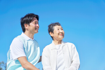 介護士と高齢者女性の屋外ポートレート